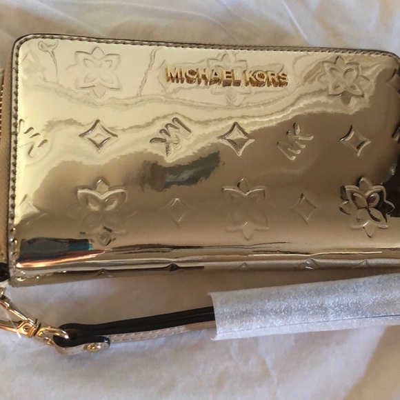 Michael Kors Handbags - Michael Kors Jet Set Travel wristlet/wallet